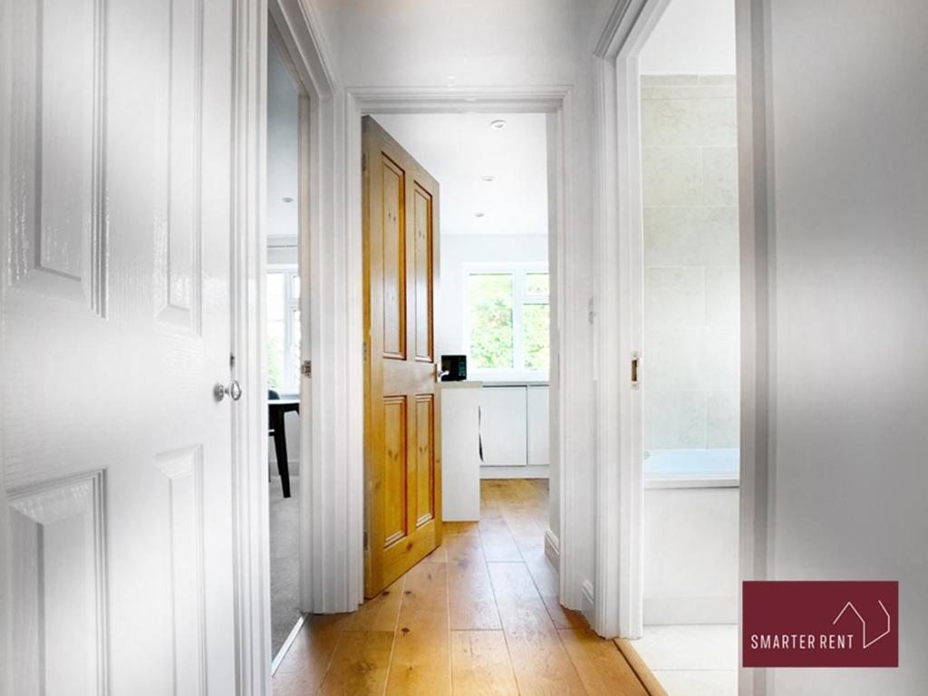 Sunninghill Village - 2 Bed - Parking And Garden アスコット エクステリア 写真